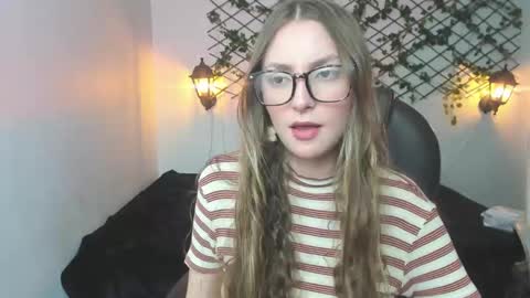 Snapshot of velvet__moon chatting on 03/26/26, 12:17 Sophi online show from 03/26/26, 12:17