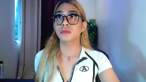 Snapshot of velvet_delux69 chatting on 10/09/25, 10:30 velvet_delux69 online show from 10/09/25, 10:30