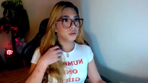 Snapshot of velvet_delux69 chatting on 11/04/25, 12:15 velvet_delux69 online show from 11/04/25, 12:15