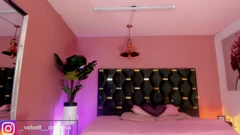 Snapshot of velvet_dreams_ chatting on 05/22/26, 12:00 Isabella online show from 05/22/26, 12:00