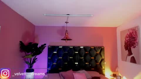 Snapshot of velvet_dreams_ chatting on 06/05/26, 12:44 Isabella online show from 06/05/26, 12:44