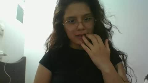 Snapshot of velvet_moon_v chatting on 04/07/26, 10:42 velvet_moon_v online show from 04/07/26, 10:42
