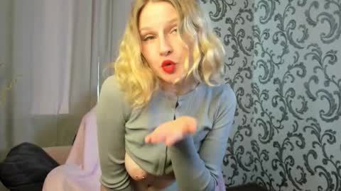 velvet_peach_ online show from 10/05/25, 11:30