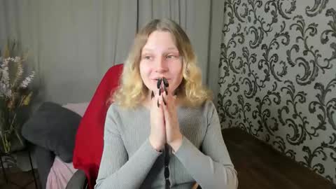 velvet_peach_ online show from 11/29/25, 10:18