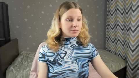 velvet_peach_ online show from 12/05/25, 10:46