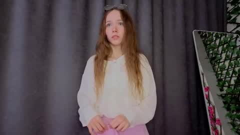 Snapshot of velvet_vice chatting on 10/16/25, 08:32 Polly online show from 10/16/25, 08:32