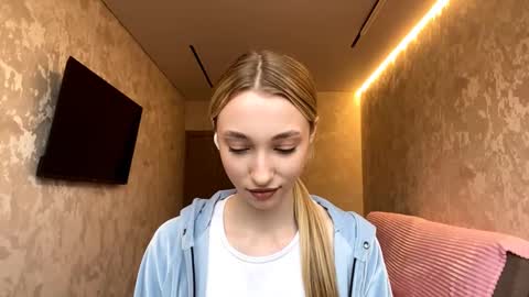 Snapshot of velvethonerkamp chatting on 11/15/25, 08:00 Nika online show from 11/15/25, 08:00