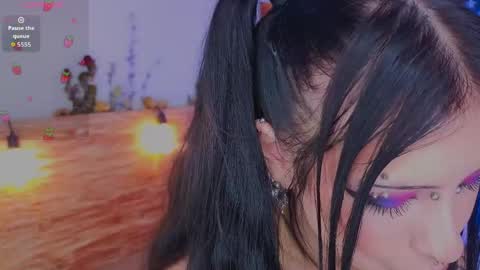 Snapshot of venomeowww_ chatting on 05/11/26, 02:45 Vivian online show from 05/11/26, 02:45