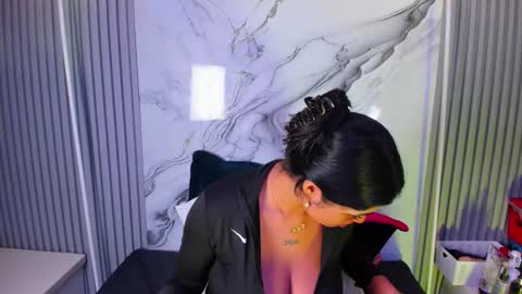 Snapshot of venusowen_ chatting on 05/13/26, 02:03 Venusowen online show from 05/13/26, 02:03