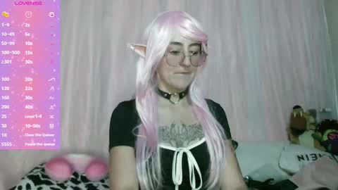 Snapshot of venuzxx chatting on 02/05/25, 02:16 . . online show from 02/05/25, 02:16