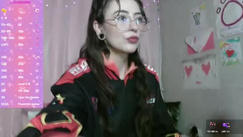 Snapshot of venuzxx chatting on 02/20/25, 01:30 . . online show from 02/20/25, 01:30