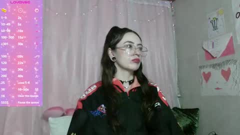 Snapshot of venuzxx chatting on 02/20/25, 04:36 . . online show from 02/20/25, 04:36