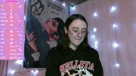 Snapshot of venuzxx chatting on 03/12/25, 02:34 . . online show from 03/12/25, 02:34