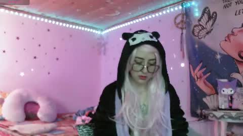 Snapshot of venuzxx chatting on 08/04/26, 12:41 . . online show from 08/04/26, 12:41