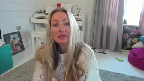 Violetta  online show from 09/28/25, 03:45