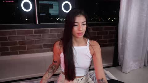Snapshot of vero_cam chatting on 02/19/25, 01:29 vero_cam online show from 02/19/25, 01:29
