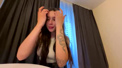 Snapshot of veronica_larsson chatting on 10/18/25, 02:07 Veronica online show from 10/18/25, 02:07