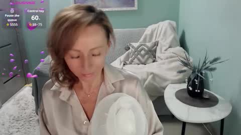 Snapshot of veronicagilbert chatting on 10/20/25, 06:36 Helen online show from 10/20/25, 06:36