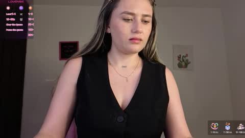 Snapshot of veronika__winslow_ chatting on 12/14/25, 03:01 Vero online show from 12/14/25, 03:01