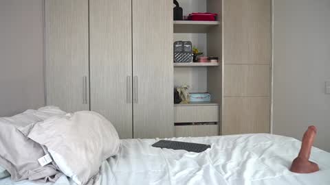  V A L  help me reach 100likes online show from 03/04/25, 06:29