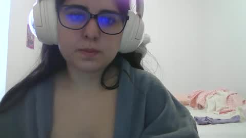 Snapshot of veruca99 chatting on 11/27/25, 12:18 veruca99 online show from 11/27/25, 12:18