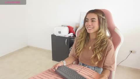 Snapshot of vexira_23 chatting on 04/18/26, 08:09 Sofa online show from 04/18/26, 08:09