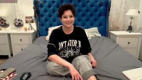 Snapshot of via_mayer chatting on 03/05/26, 01:01 Via online show from 03/05/26, 01:01