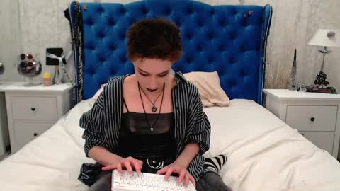 Snapshot of via_mayer chatting on 04/04/26, 02:36 Via online show from 04/04/26, 02:36