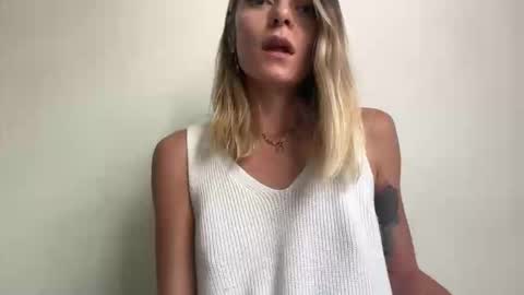 Snapshot of viajemos chatting on 01/17/26, 06:33 papichulo y mamichula online show from 01/17/26, 06:33