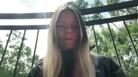 Snapshot of viajemos chatting on 05/19/26, 12:00 papichulo y mamichula online show from 05/19/26, 12:00