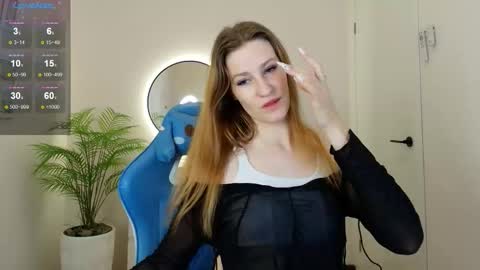 Snapshot of viamltdreamer chatting on 10/31/25, 02:12 viamltdreamer online show from 10/31/25, 02:12