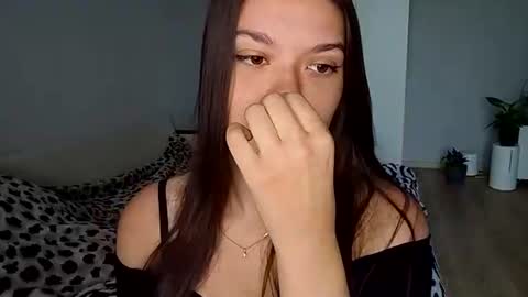 Snapshot of vicki_queen chatting on 06/19/26, 05:23 Lina online show from 06/19/26, 05:23