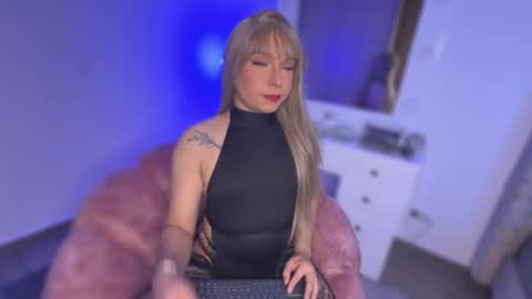 Snapshot of vicky_hot_x chatting on 06/19/26, 02:05 online show from 06/19/26, 02:05