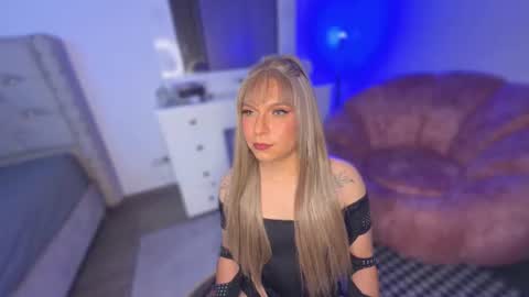 Snapshot of vicky_hot_x chatting on 06/21/26, 12:35 online show from 06/21/26, 12:35