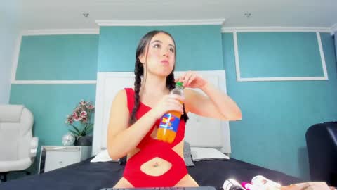 Snapshot of victoria_cutee chatting on 05/01/26, 12:10 online show from 05/01/26, 12:10