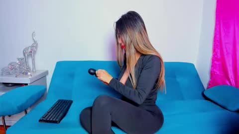 Snapshot of victoria_jhones chatting on 11/27/25, 04:53 Victoria online show from 11/27/25, 04:53