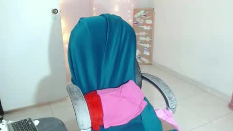 Snapshot of victoria_miler chatting on 12/06/24, 12:23 VICKY online show from 12/06/24, 12:23