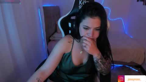 V  I C  T O R I A  online show from 10/21/25, 03:40