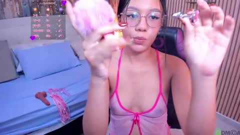 Snapshot of viiolet__moon chatting on 05/28/26, 08:17 Violet online show from 05/28/26, 08:17
