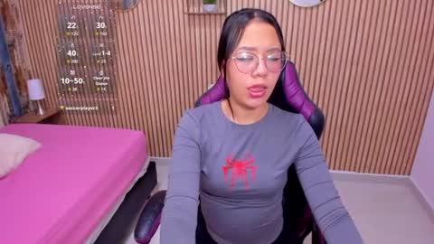 Snapshot of viiolet__moon chatting on 06/12/26, 09:03 Violet online show from 06/12/26, 09:03