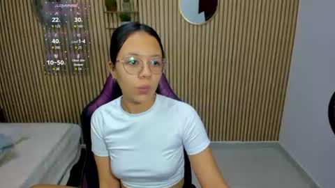 Snapshot of viiolet__moon chatting on 06/15/26, 06:43 Violet online show from 06/15/26, 06:43