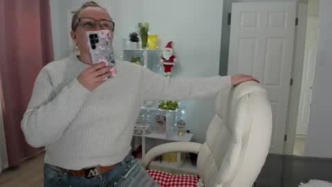 Snapshot of vika7333 chatting on 12/08/24, 03:24 Ukrainian-woman online show from 12/08/24, 03:24