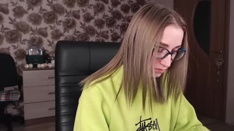 Snapshot of vikaericka chatting on 12/10/24, 07:37 Vika online show from 12/10/24, 07:37