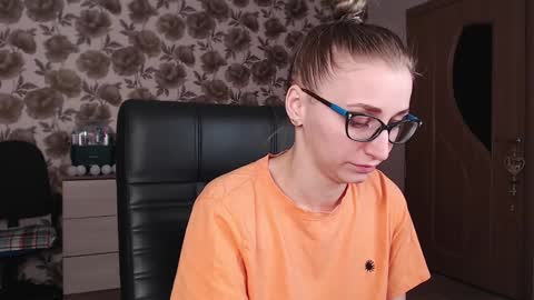 Snapshot of vikaericka chatting on 12/13/24, 07:10 Vika online show from 12/13/24, 07:10