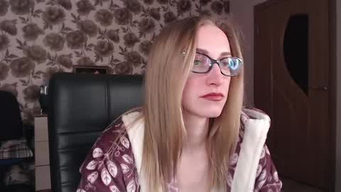 Snapshot of vikaericka chatting on 02/11/25, 05:40 Vika online show from 02/11/25, 05:40