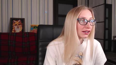 Snapshot of vikaericka chatting on 10/19/25, 07:14 Vika online show from 10/19/25, 07:14