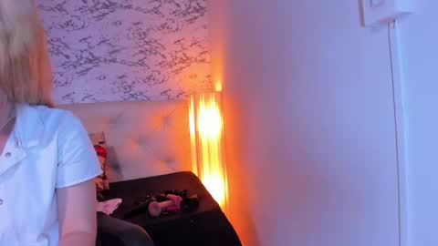 Snapshot of viktoria_davis_ chatting on 01/16/25, 10:44 Viktoria online show from 01/16/25, 10:44