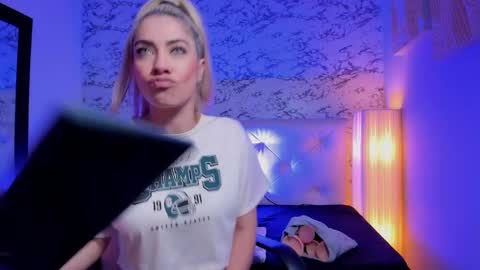 Snapshot of viktoria_davis_ chatting on 01/20/25, 09:11 Viktoria online show from 01/20/25, 09:11