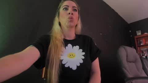 Snapshot of viktoria_davis_ chatting on 03/10/25, 10:34 Viktoria online show from 03/10/25, 10:34