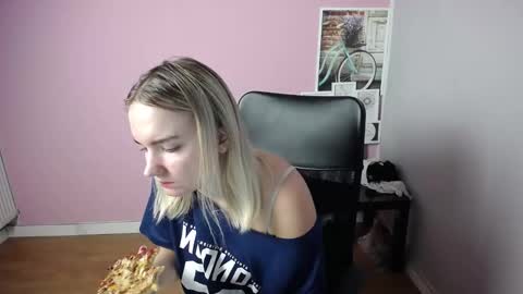 Snapshot of viktoria_lovely chatting on 09/09/25, 06:35 viktoria_lovely online show from 09/09/25, 06:35